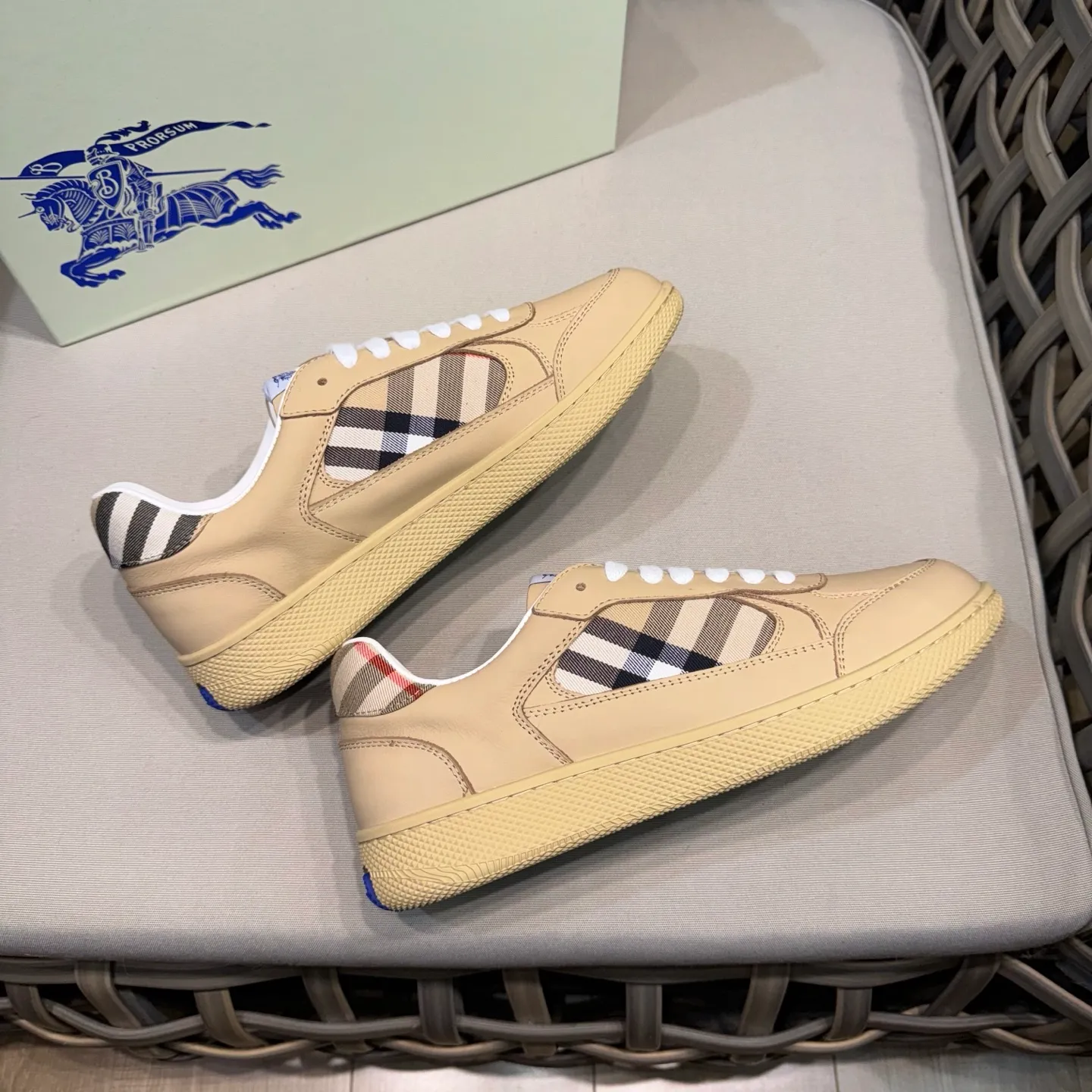 [Burberry] Top P: 680💰Size: 38-44 (45.46 custom-made) Burberry official website synchronized men's classic low-top sneakers | Made of original first-layer cowhide | Decorated with renewed brand logo | First-layer cowhide lining | Heel decorated with Burberry letter embossed logo | Original TPU outsole.